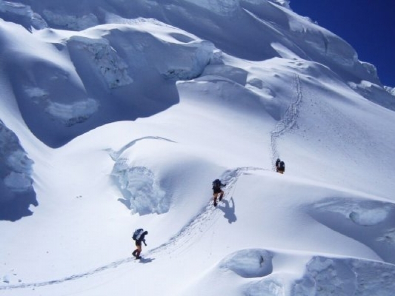 Marinier Ariën van de Kolk beklimt Himalaya-top tegen kanker